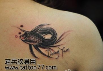 美女肩部可爱的小金鱼纹身图片