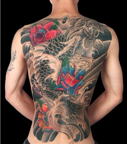 鳌鱼和莲花组合的一款大气的背部纹身