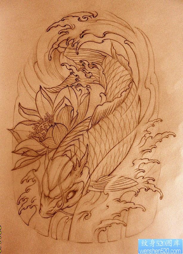 荷花旁的活波鲤鱼纹身图案