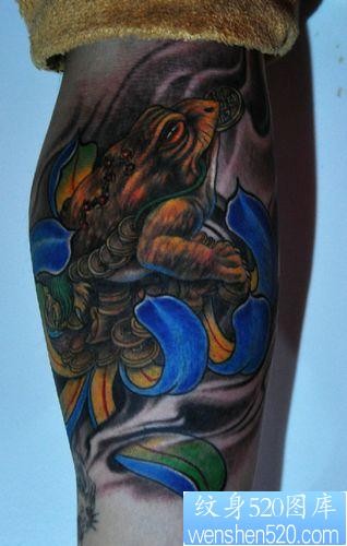 神兽纹身图片：腿部彩色招财神兽金蟾纹身图案