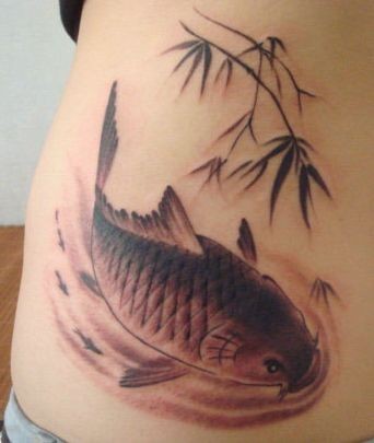 腰部水墨画鲤鱼纹身图案