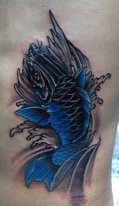 腰部彩色鲤鱼纹身图案