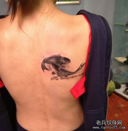 女人背部水墨画风格鲤鱼纹身图片