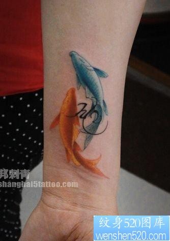 女人手臂彩色小鲤鱼纹身图片