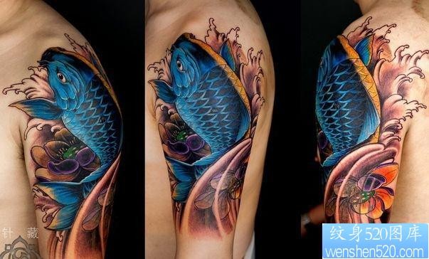 手臂精美的彩色鲤鱼莲花纹身图片
