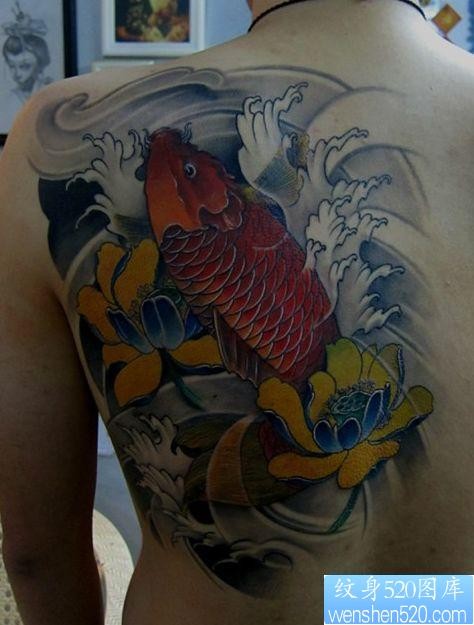 好看经典的背部鲤鱼莲花纹身图片