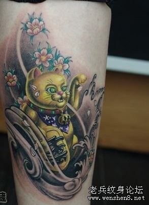 纹身图片：美女腿部彩色招财猫纹身图片图案