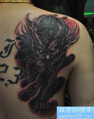 男生肩背一张神兽麒麟纹身图片
