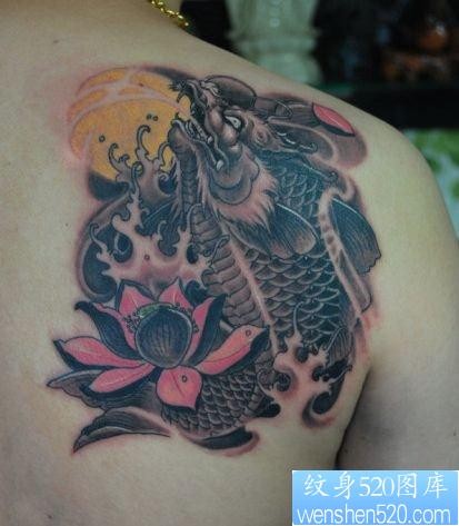 男性肩背一张神兽鳌鱼纹身图片