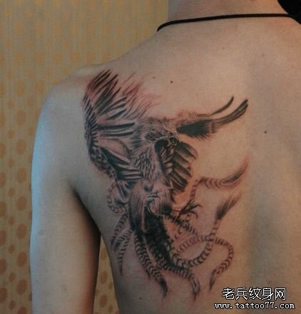 背部一张神兽朱雀纹身图片