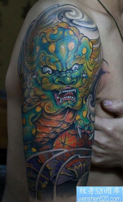 手臂霸气的唐狮子纹身图片