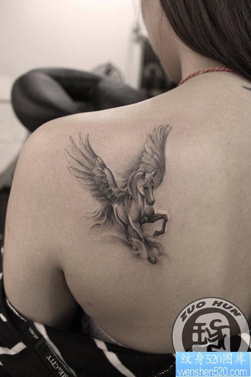 女人肩背好看的天马纹身图片