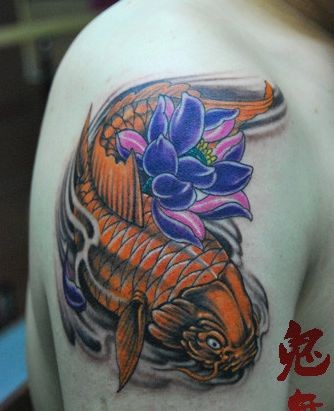 手臂好看的彩色鲤鱼莲花纹身图片