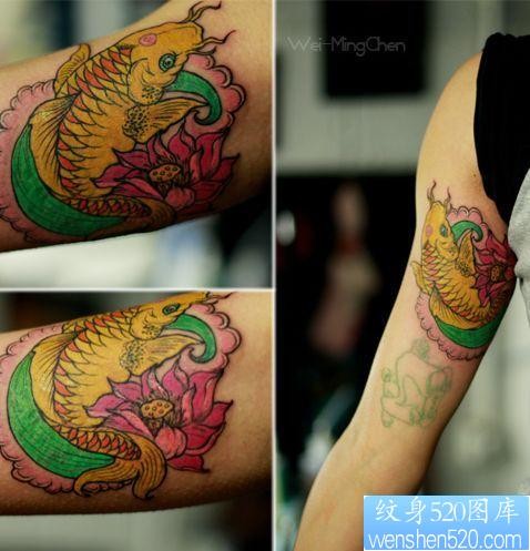 手臂内侧好看的彩色小鲤鱼纹身图片