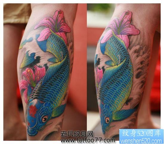 腿部华丽的彩色鲤鱼百合花纹身图片