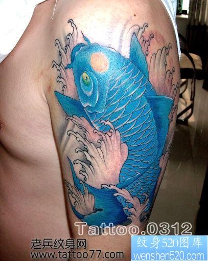 大臂彩色鲤鱼纹身图片