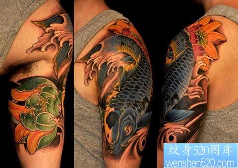 男生手臂漂亮的彩色鲤鱼莲花纹身图片