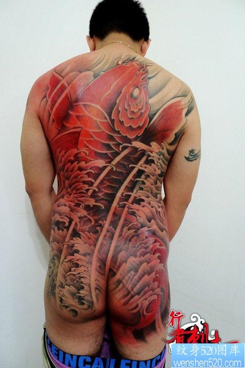男生满背好看的彩色鲤鱼纹身图片