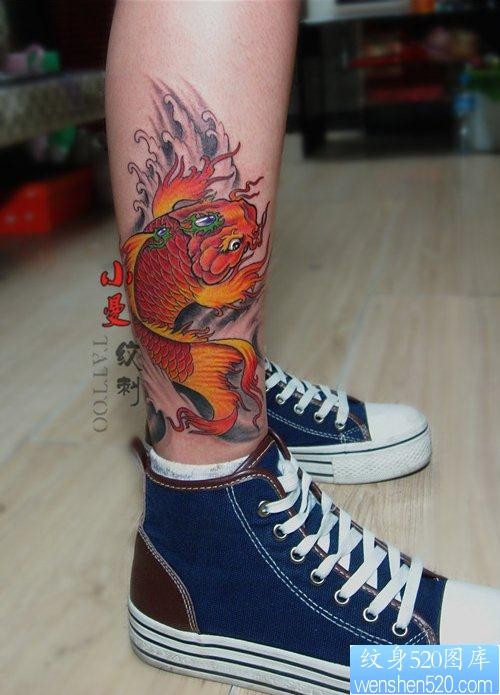 唯美好看的腿部彩色鲤鱼纹身图片