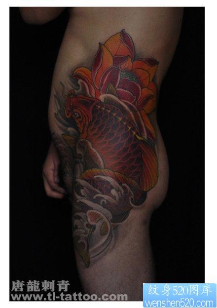 男生臀部好看的传统彩色鲤鱼莲花纹身图片