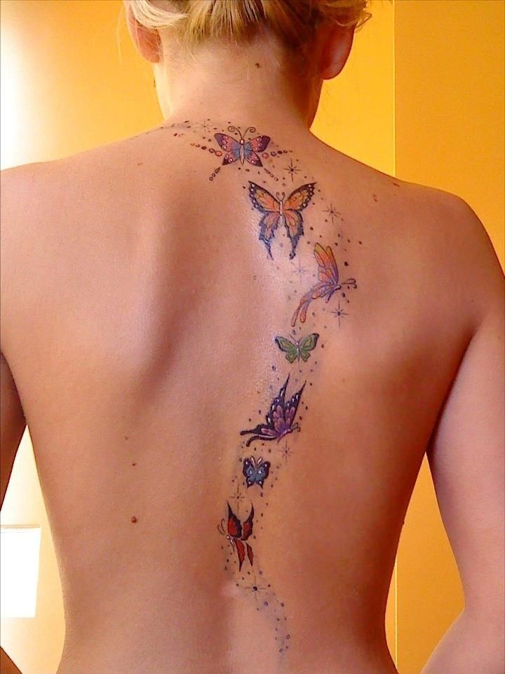 女性背部飞翔的蝴蝶纹身