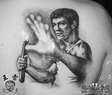 李小龙纹身图片：背部李小龙纹身图案