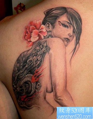 一张背部漂亮的美女纹身图片
