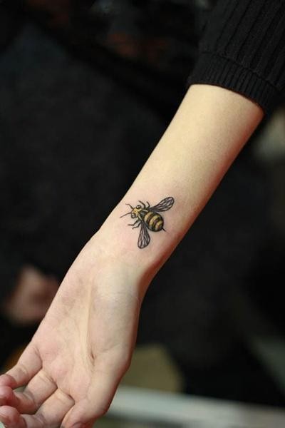 女性手臂蜜蜂刺青