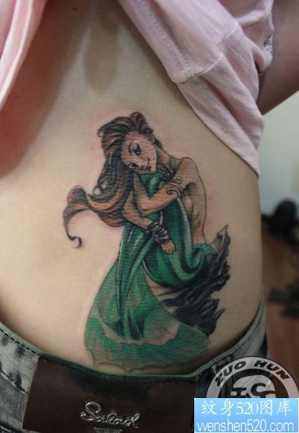 女孩子腰部漂亮的美人鱼纹身图片