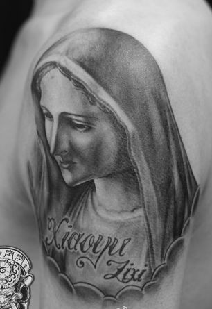 一张手臂圣母肖像纹身图片