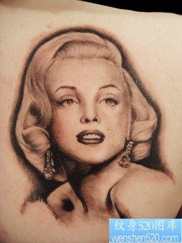 背部漂亮的玛丽莲梦露肖像纹身图片