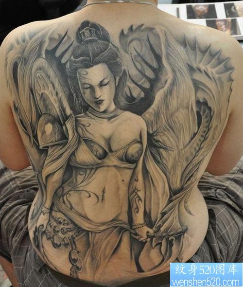 一张男生满背漂亮的美女纹身图片