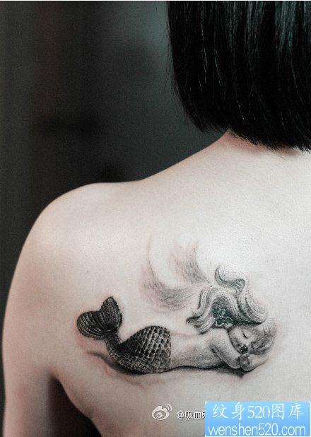 女人肩背卡哇伊的美人鱼纹身图片