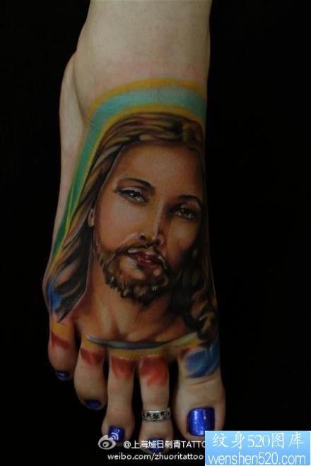 女人脚背彩色耶稣肖像纹身图片