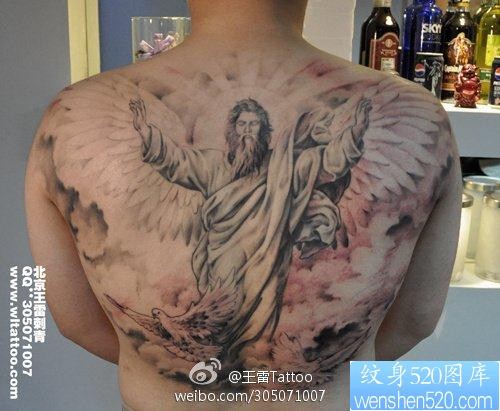 男生背部一张耶稣纹身图片