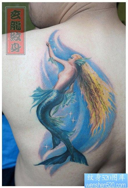 男生肩背漂亮的彩色美人鱼纹身图片