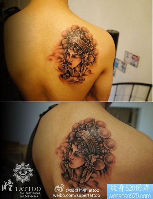 男性背部漂亮的花旦纹身图片