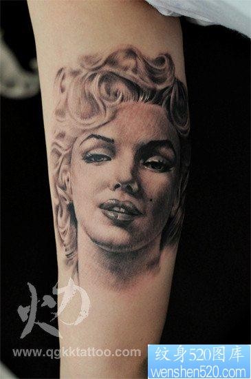 手臂流行漂亮的玛丽莲梦露纹身图片