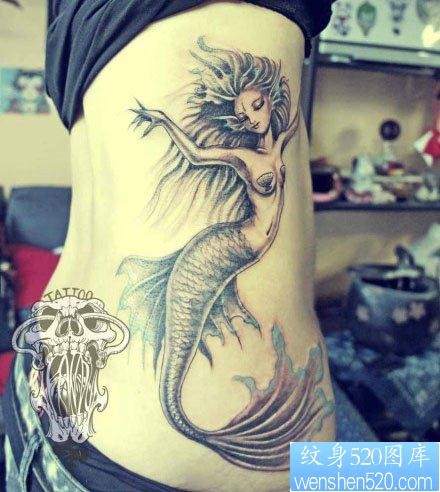 美女腰部前卫漂亮的美人鱼纹身图片