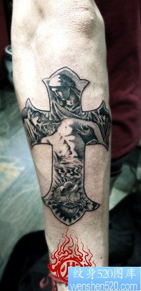 手臂流行经典的十字架耶稣纹身图片