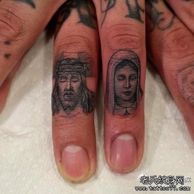 手指小巧经典的耶稣肖像纹身图片