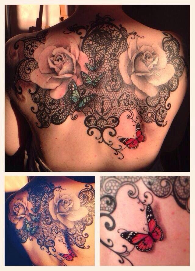 女性背部漂亮的花朵和蕾丝组合的纹身图案