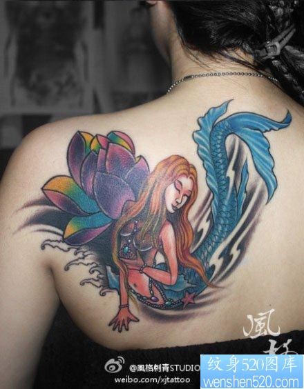 女人后背前卫精美的美人鱼纹身图片