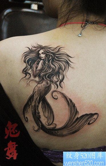 美女后肩背漂亮前卫的美人鱼纹身图片