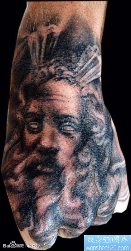 手背前卫经典的一张耶稣肖像纹身图片