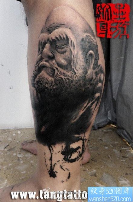 男生腿部超酷的达摩祖师纹身图片