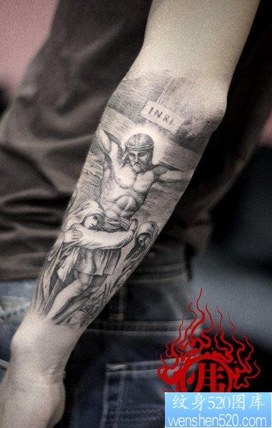 手臂流行经典的黑白耶稣纹身图片