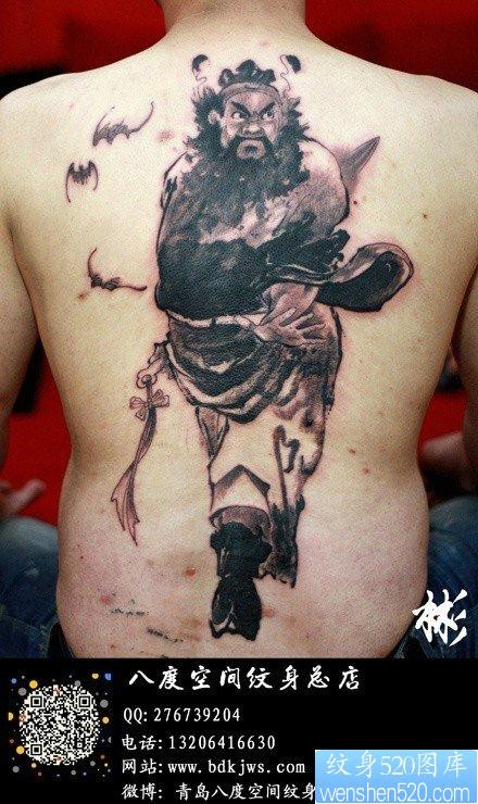 男生后背超霸气的水墨风格的满背钟馗纹身图片