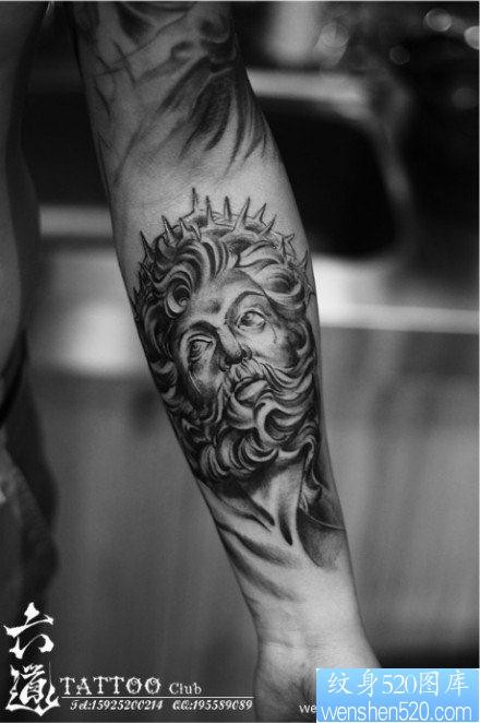手臂一张经典的黑白耶稣肖像纹身图片