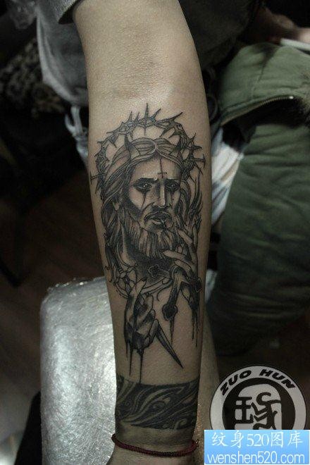 手臂经典流行的耶稣纹身图片